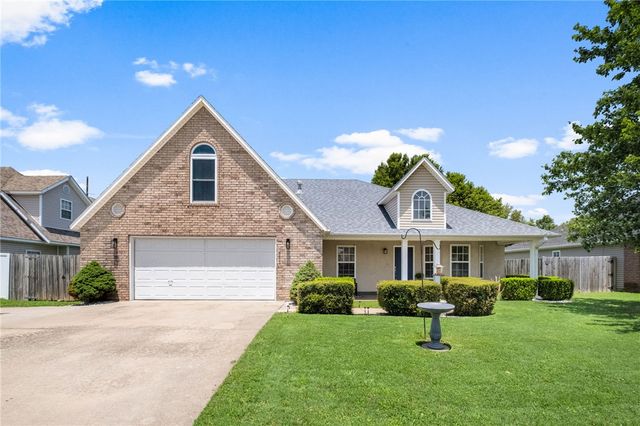 1011 W Green Acres Place, Rogers, AR 72758