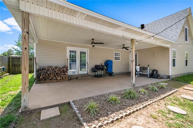 1011 W Green Acres Place, Rogers, AR 72758