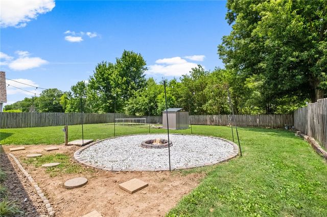 1011 W Green Acres Place, Rogers, AR 72758