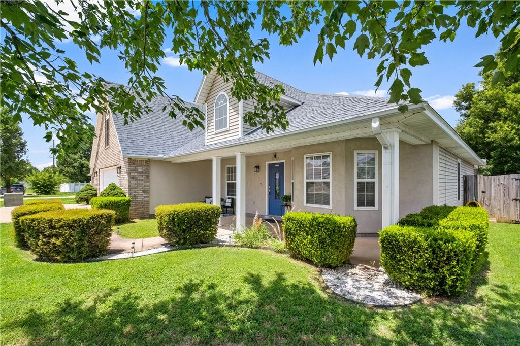 1011 W Green Acres Place, Rogers, AR 72758