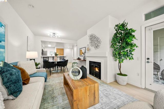 320 Caldecott 116, Oakland, CA 94618