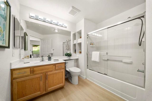 320 Caldecott 116, Oakland, CA 94618