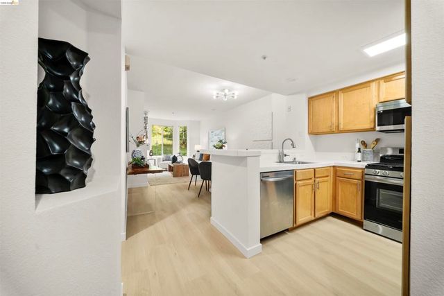 320 Caldecott 116, Oakland, CA 94618