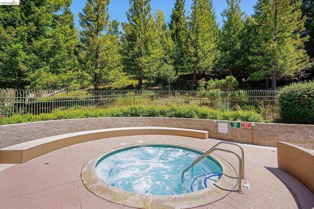 320 Caldecott 116, Oakland, CA 94618