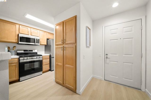 320 Caldecott 116, Oakland, CA 94618