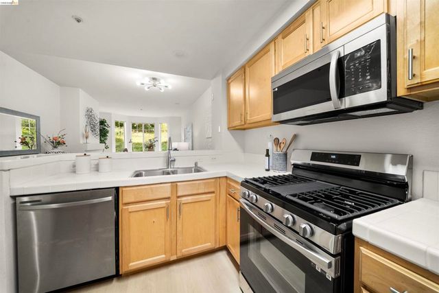 320 Caldecott 116, Oakland, CA 94618