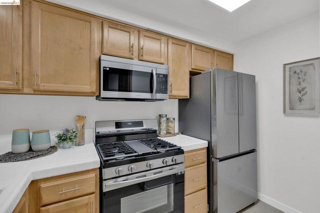 320 Caldecott 116, Oakland, CA 94618
