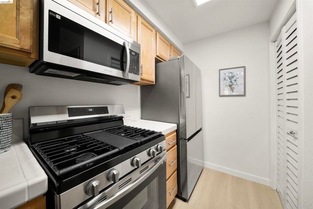 320 Caldecott 116, Oakland, CA 94618
