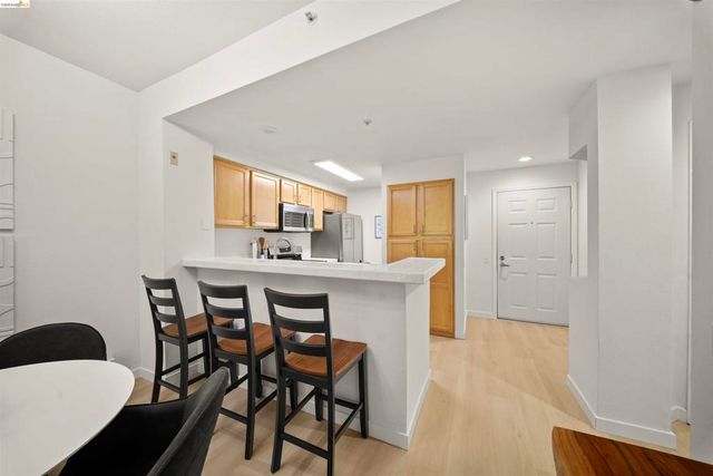 320 Caldecott 116, Oakland, CA 94618