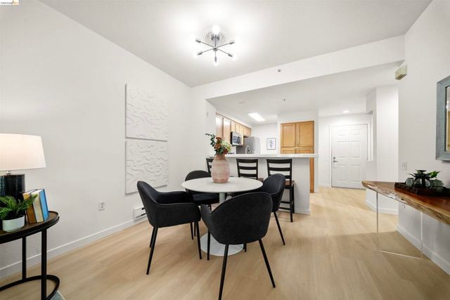 320 Caldecott 116, Oakland, CA 94618