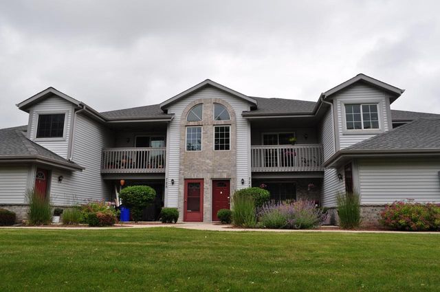739 Quinlan DRIVE #D, Pewaukee, WI 53072