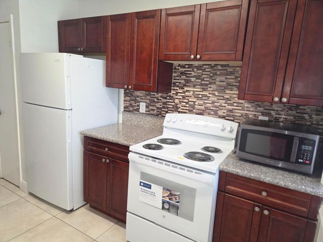 1839 PLUNKETT Street 2, Hollywood, FL 33020