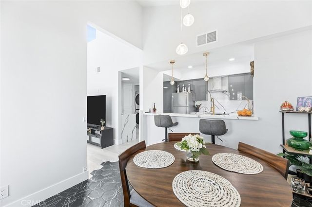 17711 Margate Street 316, Encino, CA 91316