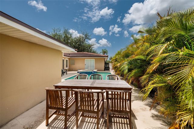 300 BRIGHTWATERS BOULEVARD NE, St Petersburg, FL 33704