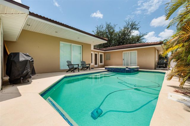 300 BRIGHTWATERS BOULEVARD NE, St Petersburg, FL 33704