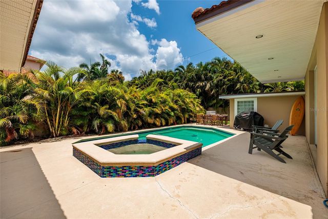 300 BRIGHTWATERS BOULEVARD NE, St Petersburg, FL 33704