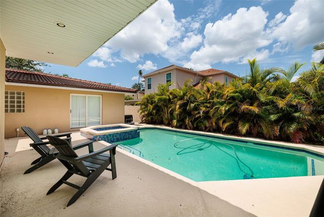 300 BRIGHTWATERS BOULEVARD NE, St Petersburg, FL 33704