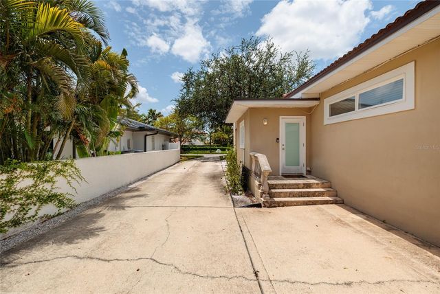 300 BRIGHTWATERS BOULEVARD NE, St Petersburg, FL 33704