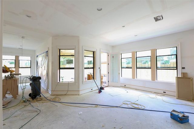 4902 Oak Forest Drive, Houston, TX 77018