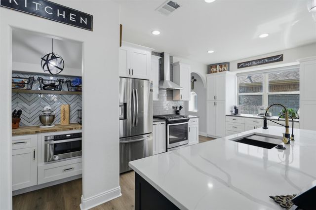 305 Lightcliff ST, Hutto, TX 78634