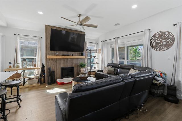 305 Lightcliff ST, Hutto, TX 78634