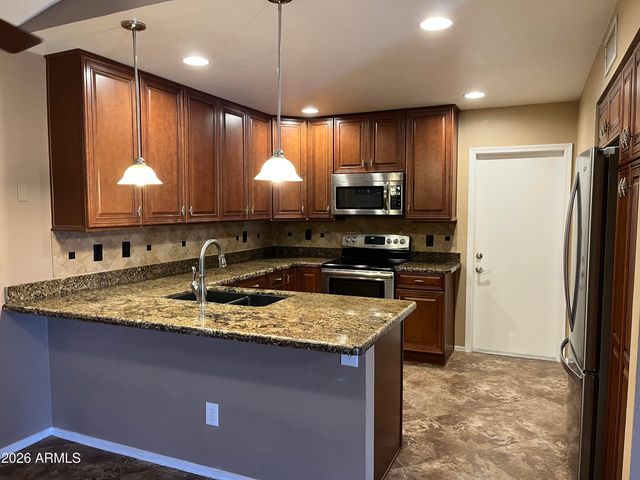 3921 E GRAYTHORN Street, Phoenix, AZ 85044