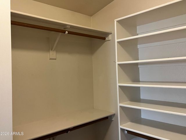 3921 E GRAYTHORN Street, Phoenix, AZ 85044