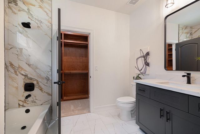 290 Apple Valley Dr, Panorama Village, TX 77304