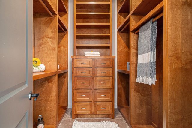 290 Apple Valley Dr, Panorama Village, TX 77304