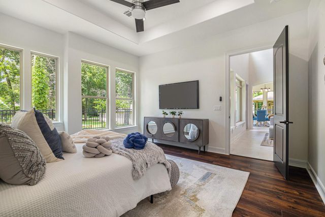 290 Apple Valley Dr, Panorama Village, TX 77304