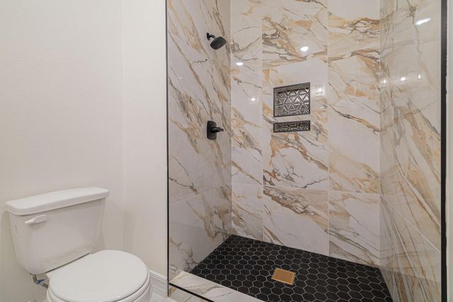 290 Apple Valley Dr, Panorama Village, TX 77304