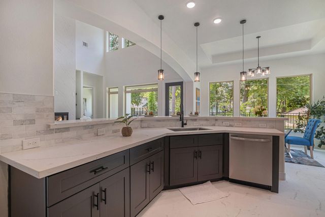 290 Apple Valley Dr, Panorama Village, TX 77304