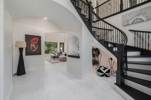 290 Apple Valley Dr, Panorama Village, TX 77304