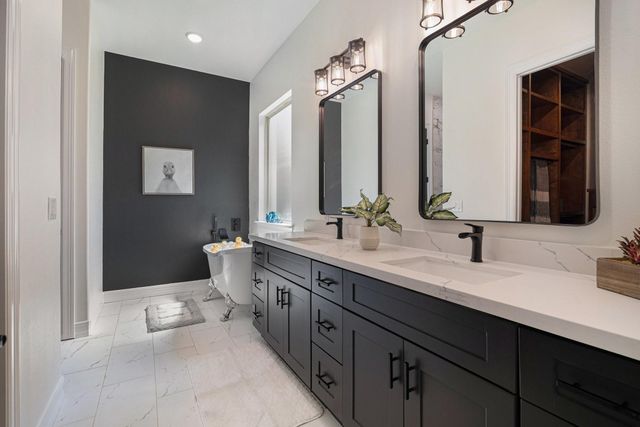 290 Apple Valley Dr, Panorama Village, TX 77304