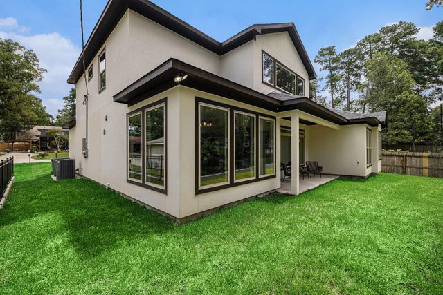 290 Apple Valley Dr, Panorama Village, TX 77304