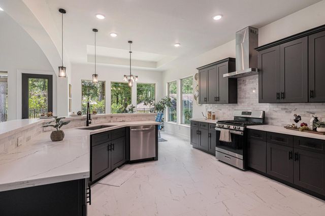 290 Apple Valley Dr, Panorama Village, TX 77304