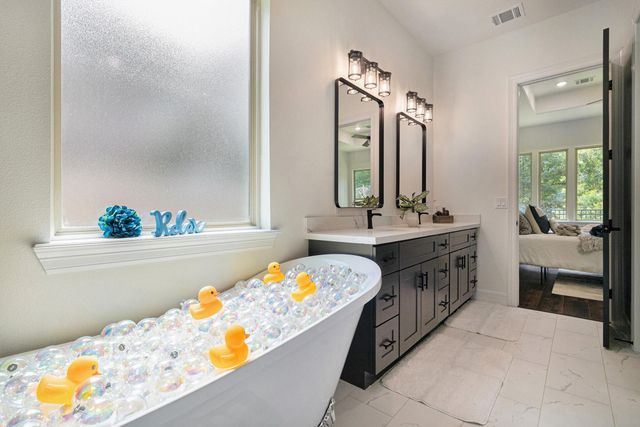 290 Apple Valley Dr, Panorama Village, TX 77304