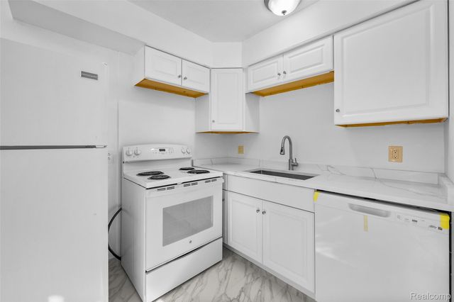 4830 BRIARWOOD Avenue D2, Royal Oak, MI 48073