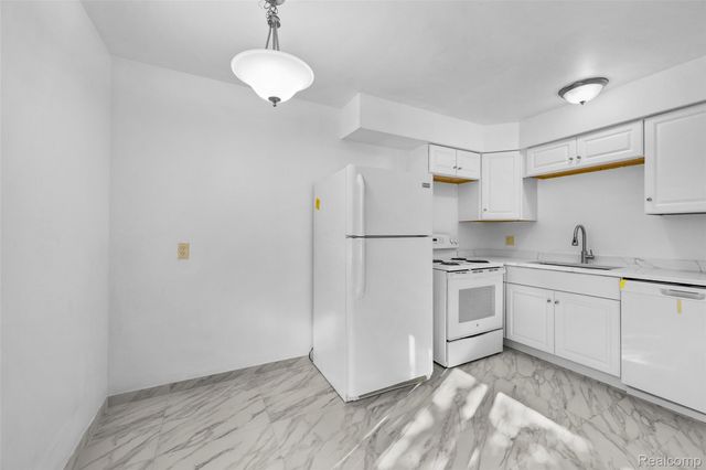 4830 BRIARWOOD Avenue D2, Royal Oak, MI 48073