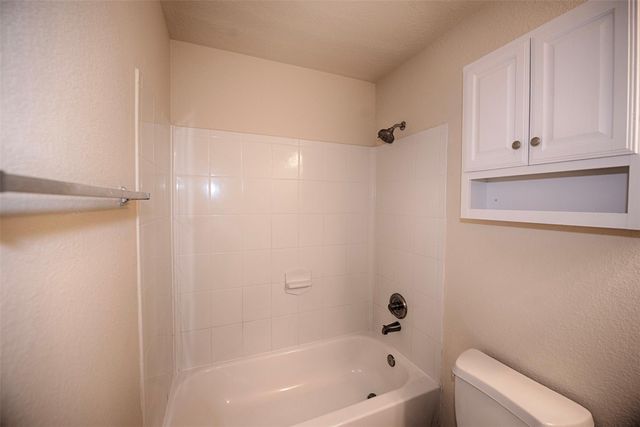 106 Easton Glen Lane, Dickinson, TX 77539