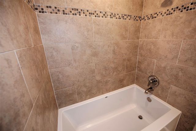 106 Easton Glen Lane, Dickinson, TX 77539