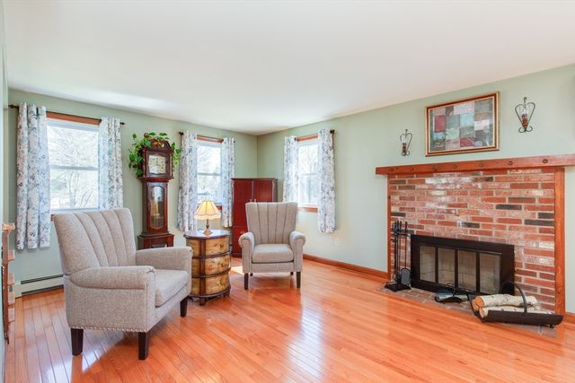 5 Cedar Grove Ave, Tyngsborough, MA 01879