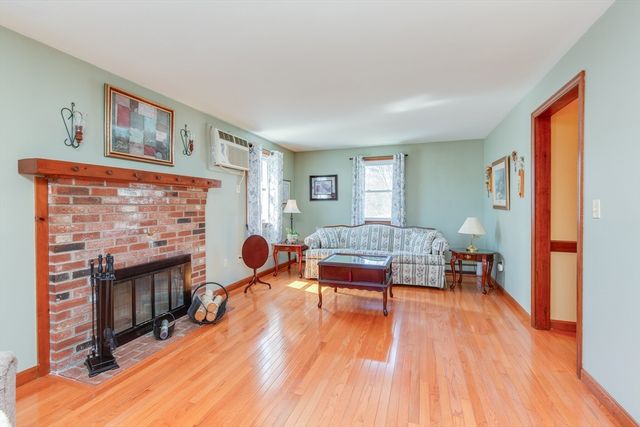 5 Cedar Grove Ave, Tyngsborough, MA 01879