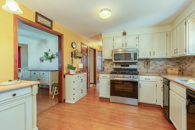 5 Cedar Grove Ave, Tyngsborough, MA 01879