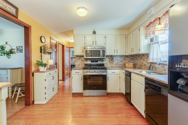 5 Cedar Grove Ave, Tyngsborough, MA 01879