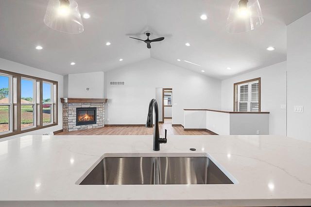 1441 CROSSROADS DRIVE, De Pere, WI 54115