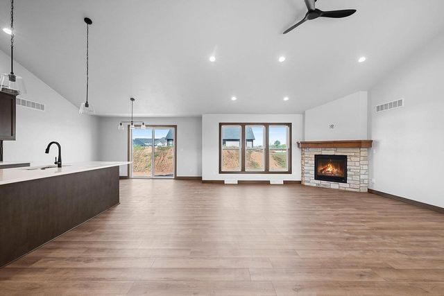 1441 CROSSROADS DRIVE, De Pere, WI 54115