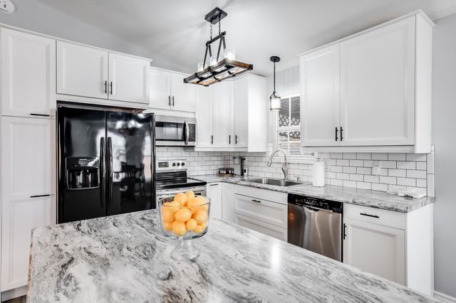 5340 S Stoneborough Ct, Wichita, KS 67217