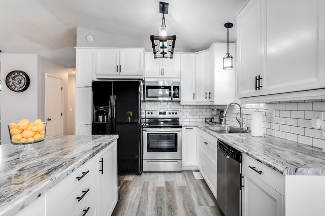 5340 S Stoneborough Ct, Wichita, KS 67217