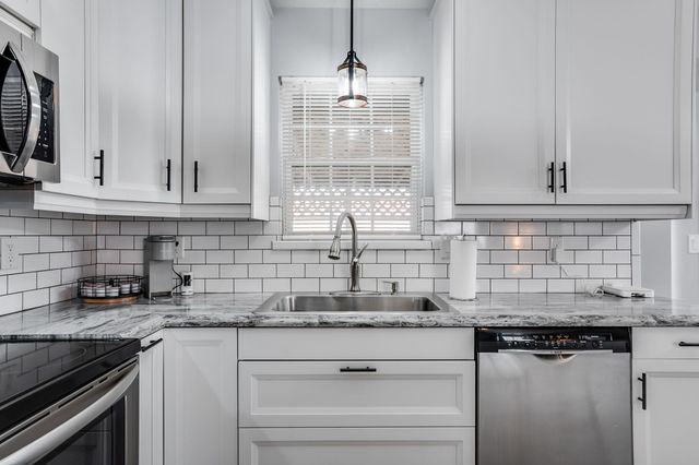 5340 S Stoneborough Ct, Wichita, KS 67217